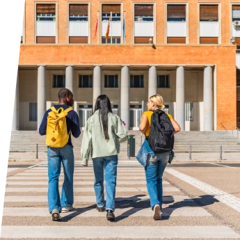 Gruppo di studenti universitari davanti all’ateneo, supportati da Habacus nella scelta del loro percorso accademico.