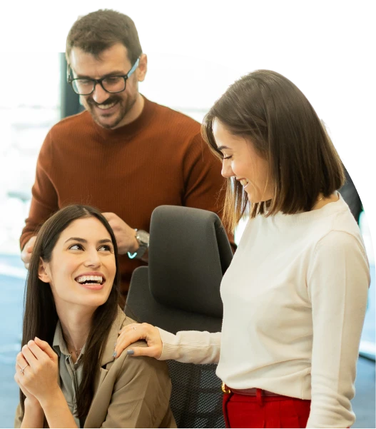 Famiglia con giovane sorridente accanto a due genitori; accompagnata da testo sull’importanza del prestito studentesco