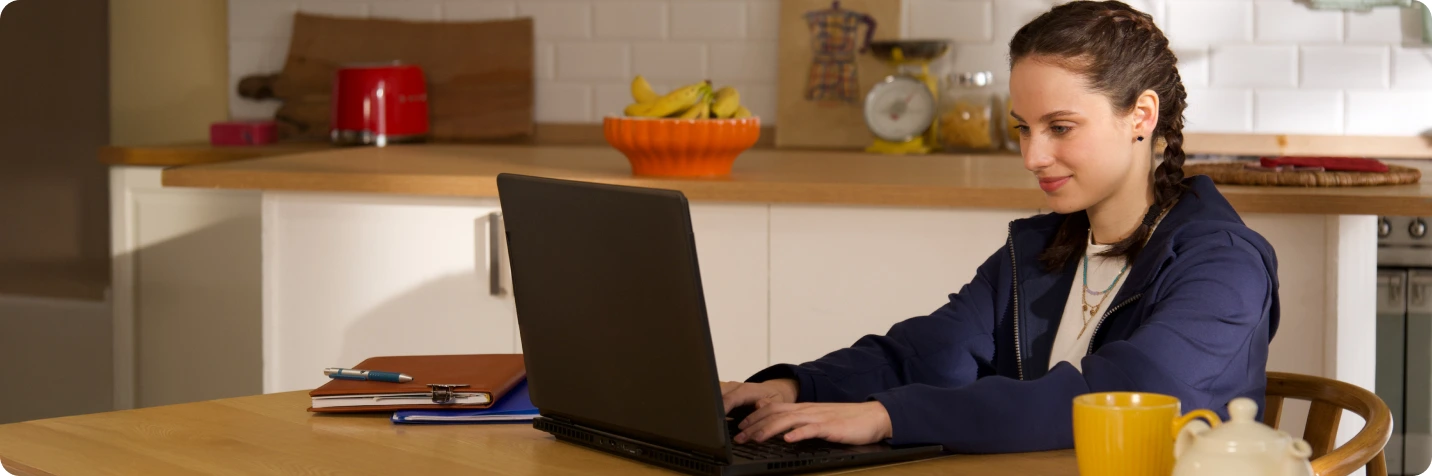 studentessa cerca soluzioni online per finanziare gli studi grazie ad habacus